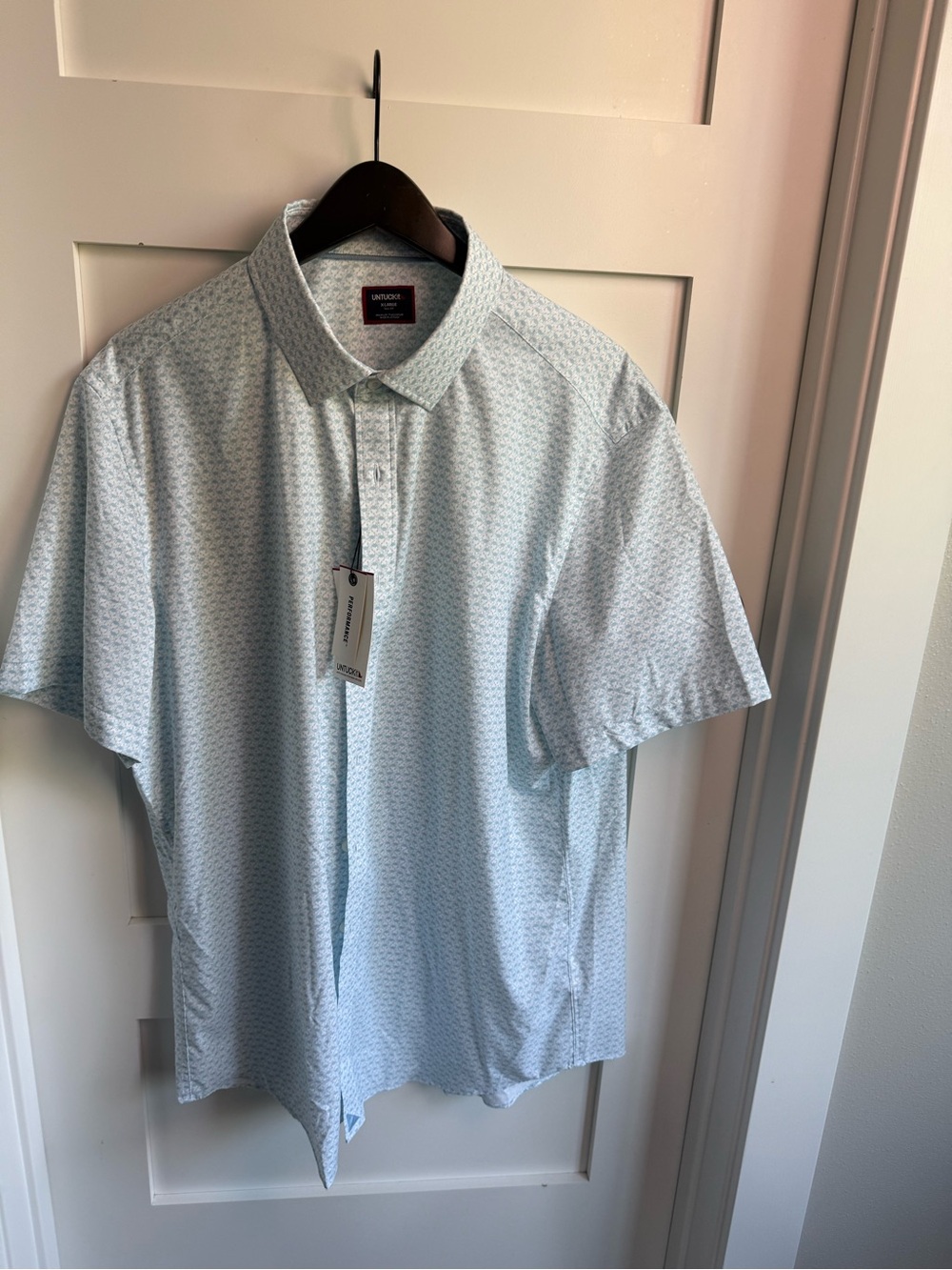 UNTUCKit Men's Light Blue Short-Sleeve Button-Down Shirt